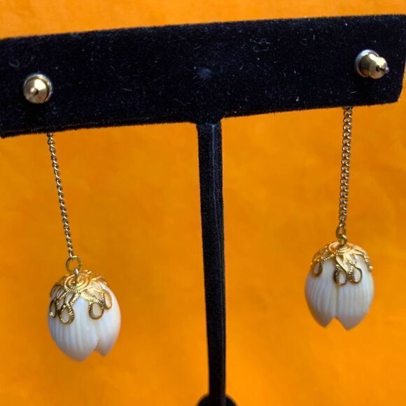 Off White Plastic Tulip shape dangle earrings, in Gold plate - Picture 4 of 6